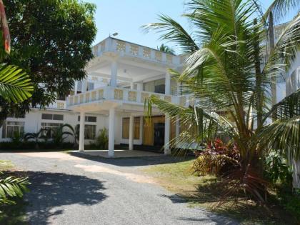 Lagoon Waves Hotel - image 1