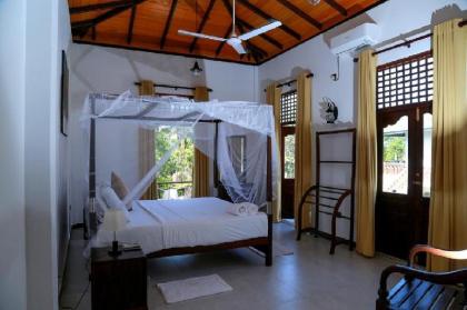 The villa has 6 bedrooms 1 bathroom a flat-screen Tv with satellite channels - image 10