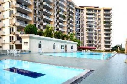 Great Location*Spacious 2BR Apartment*Pool* Gym - image 3