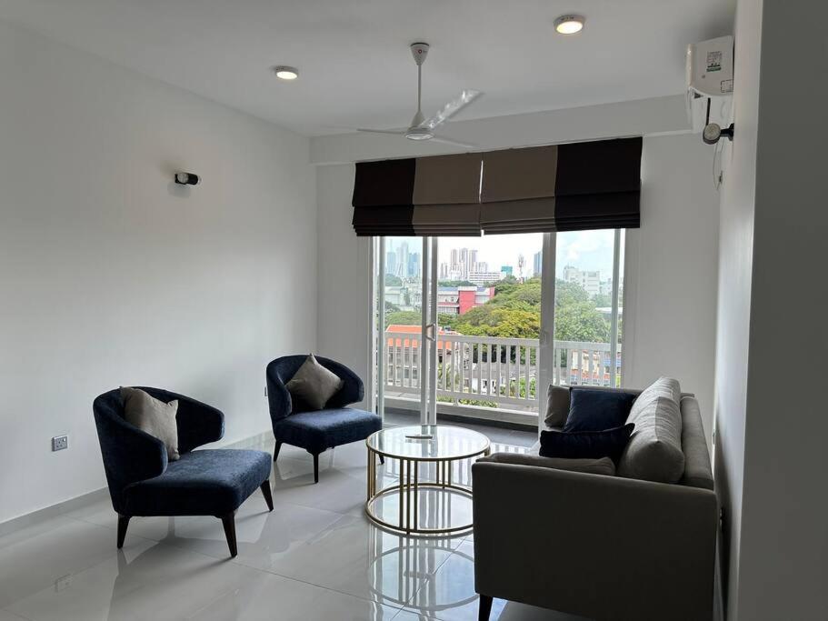 Luxury 3 bed flat in Colombo 7 - main image